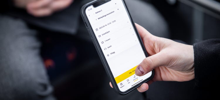 Person genomför ett biljettköp i appen Kalmar länstrafik