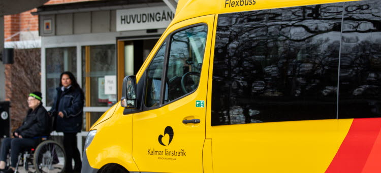 Rullstolsburen person får hjälp till sjukresan från sjukhuset.