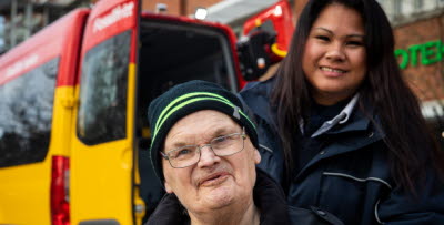 Förare och resenär framför ett specialfordon