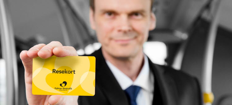 Bosse, Kalmar länstrafiks reklamkaraktär visar upp det gula resekortet.