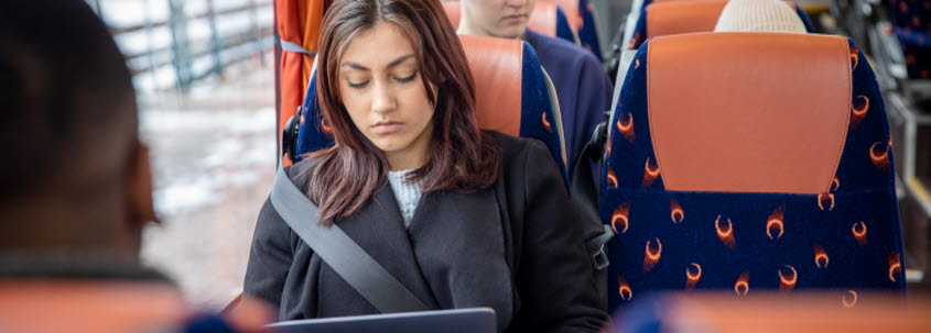 Resenär sittandes med en dator i knät.