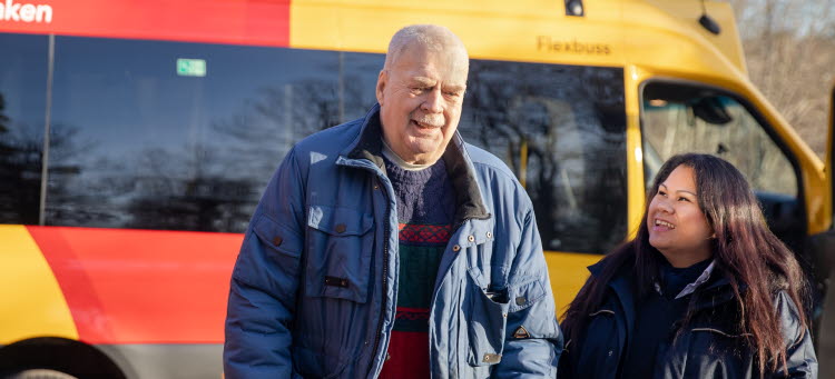 En förare leder en resenär från fordonet.