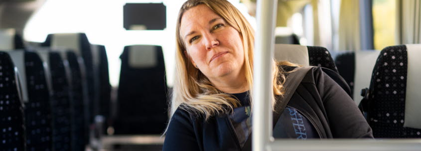 Kvinna reser med en buss