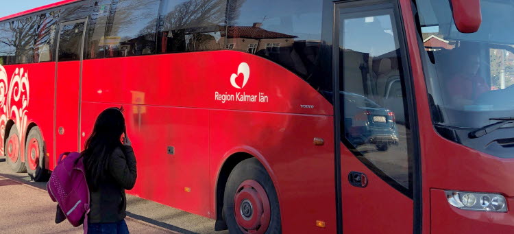 Den röda patientbussen som kallas för Frisken